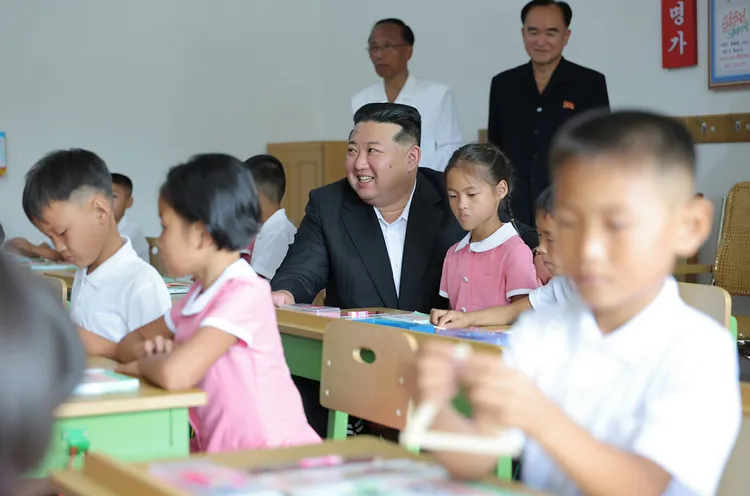 金正恩關心小妹妹的學習情況。勞動新聞