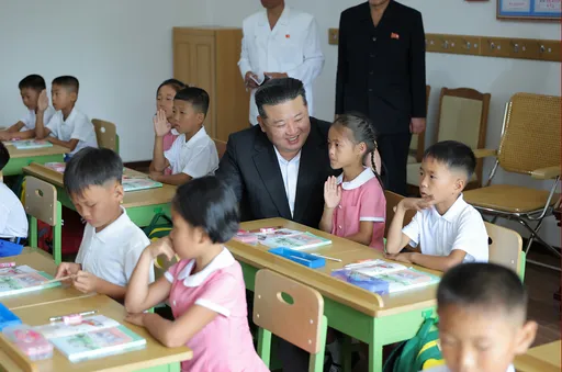 多圖∣金正恩走進校園 小學生表情說明一切