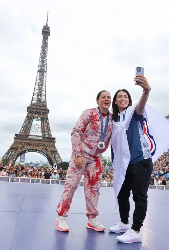 郭婞淳與加拿大銀牌選手夏蓉自拍。中央社