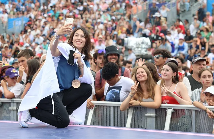 郭婞淳開心與群眾自拍。中央社