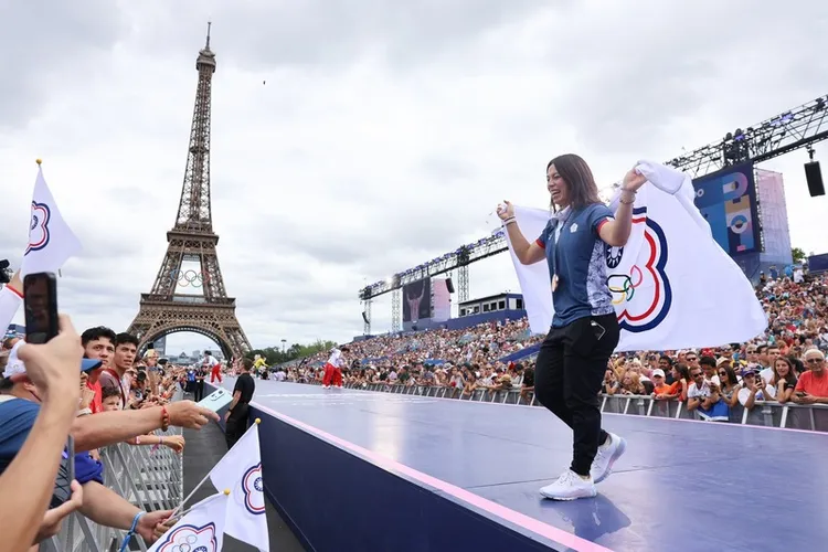 郭婞淳與群眾互動。中央社