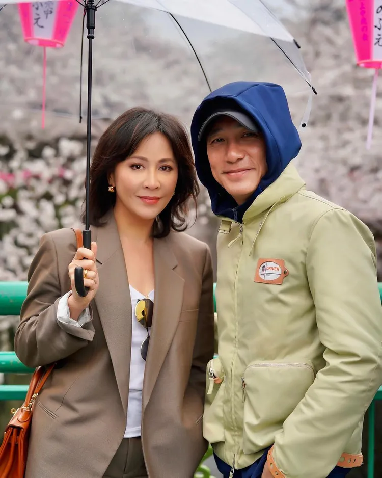 梁朝偉（右）和劉嘉玲一起賞櫻。翻攝劉嘉玲IG