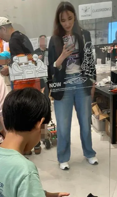 吳佩慈穿著輕便盯著手機。翻攝廠姐夏洛特小紅書