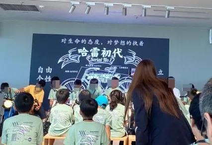 吳佩慈（藍色外套者）忙著拍照。翻攝廠姐夏洛特小紅書