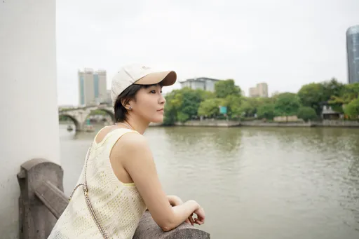 曾沛慈隔10年再訪杭州 逛街被診所吸引差點掛號看診