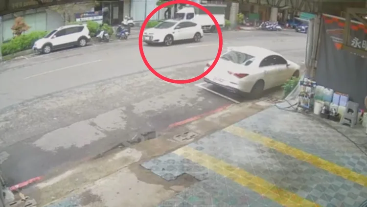 行凶後楊男開車離開現場。翻攝照片