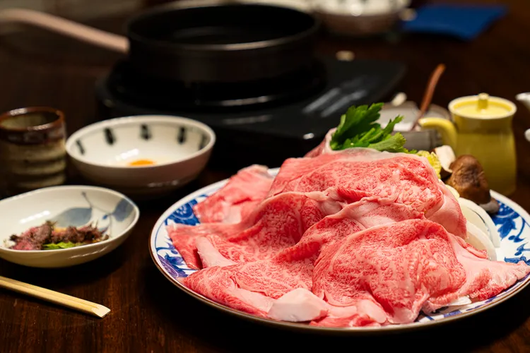 店內使用滋賀縣產的A5等級近江和牛，經過精心熟成，最為鮮嫩。業者提供