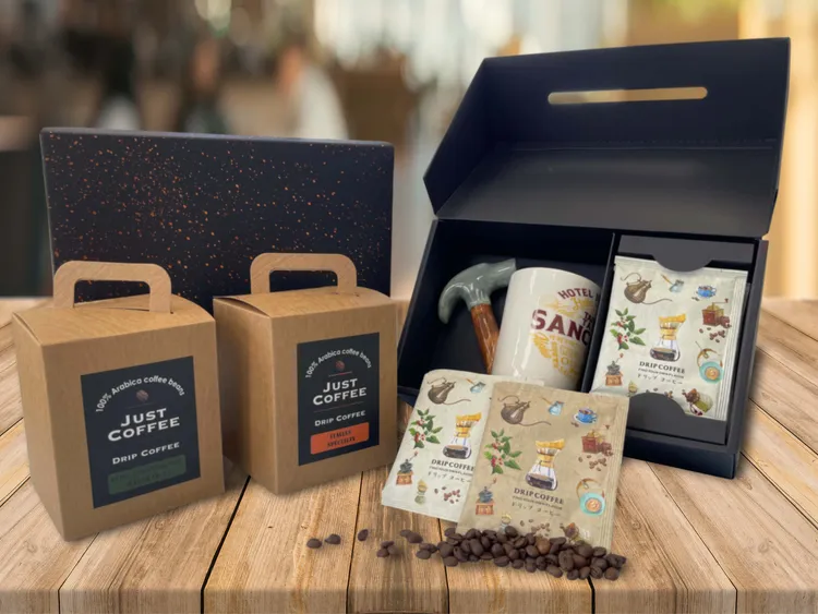 捷絲旅台北三重館推出咖啡工具杯禮盒，原價每組 1000元，9月底前入住購買可享85折優惠。業者提供