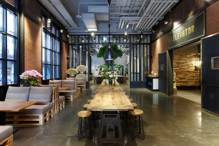 入住的房客翌日可前往Just Café捷食藝享用自助式早餐，餐廳每日推出1-2道主廚推薦美食，菜色內容更嚴選來自台灣各地的特色佳餚美饌，融匯中西新創菜色，帶給旅客豐富的味蕾享受。業者提供