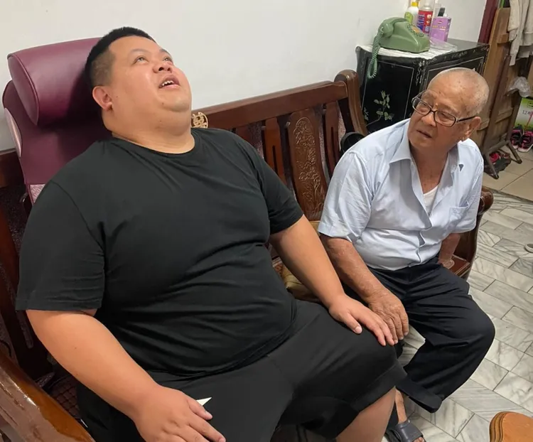 大蛇丸與阿公感情很好，阿公常在他影片中入鏡。翻攝大蛇丸臉書