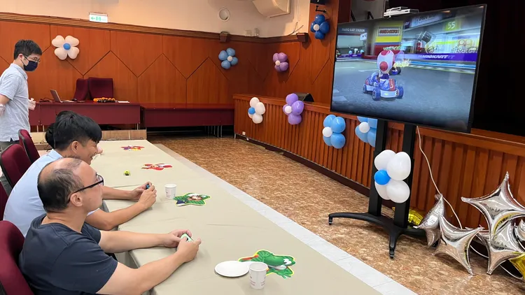 新北警局人事室於父親節當日舉辦感恩茶會，並將賽車電玩遊戲機搬到現場，供父親同仁進行親子遊玩及有獎競賽，為整場活動增添歡樂氣氛。警方提供