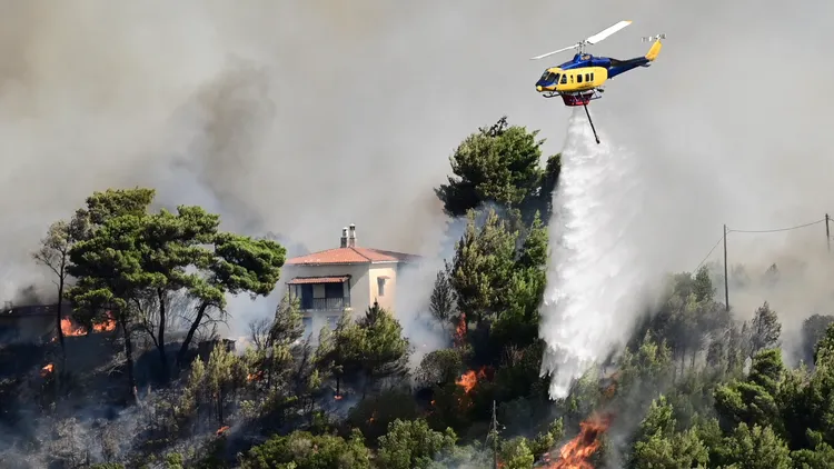 自11日下午3點開始，當局出動直升機滅火直到日落才暫停行動。路透社