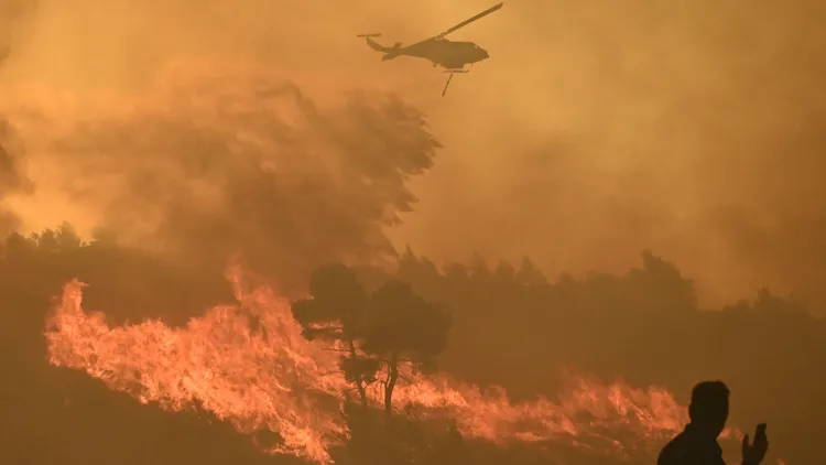 當局出動滅火直升機幫助滅火，當下仍可見猛烈火勢和濃煙。路透社