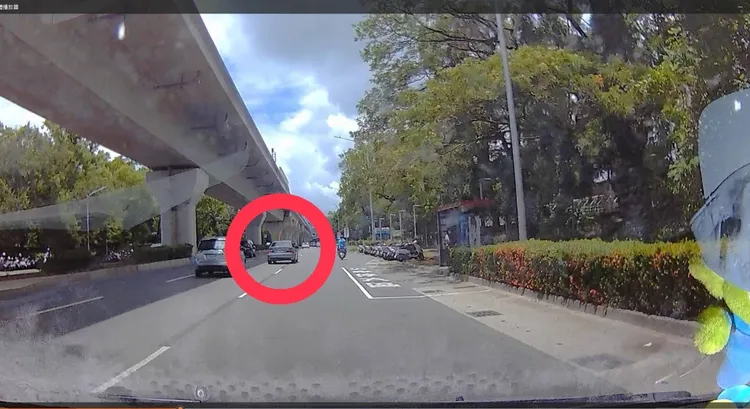 民眾目擊自小客闖紅燈，向警方檢舉。翻攝畫面