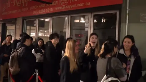 排隊4小時終於吃到「五星拉麵」 竟是YTR假餐廳端出的泡麵