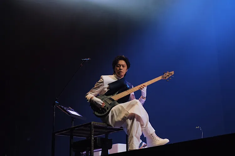 貝斯手金毛賣力演出。聲音的卡夫卡提供