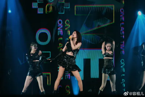 容祖兒澳門開唱舞台突冒大洞慘跌!機關出包驚險瞬間影片流出