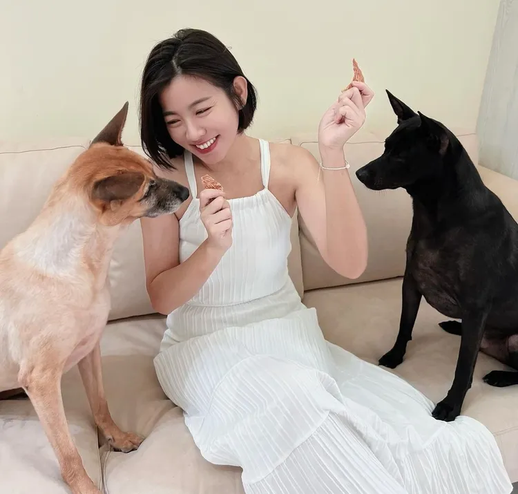 米可白很疼愛兩隻愛犬。翻攝米可白IG