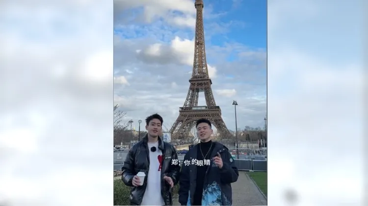 鄭思維與王昶唱周杰倫的歌曲〈告白氣球〉。翻攝自抖音