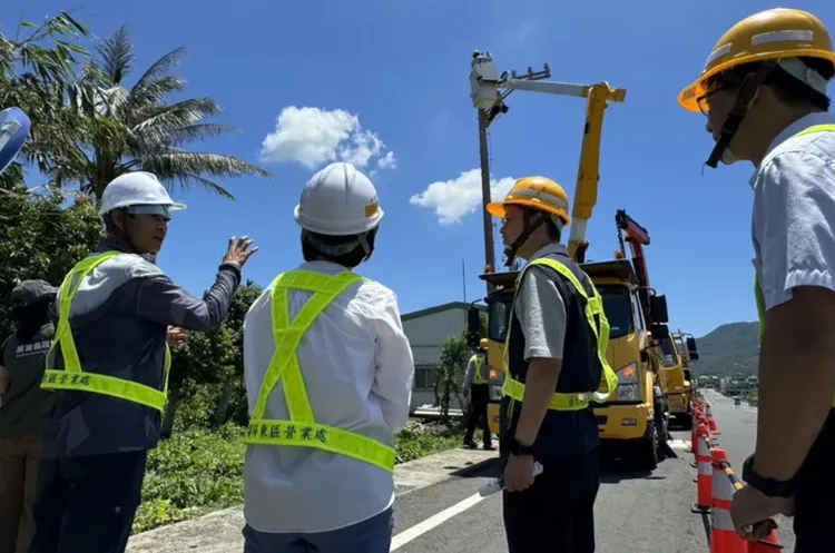 滿州鄉屏200縣道受小犬颱風肆虐，43根電桿全斷，造成大停電，現在纜線地下化總算完成。台電屏東區營業處提供