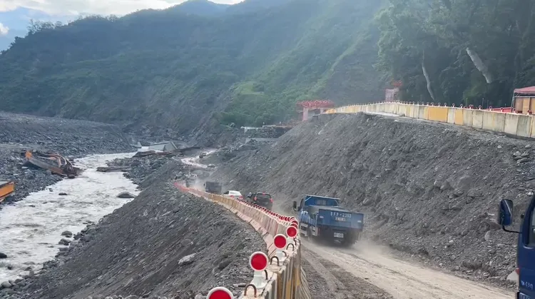 台20線南橫公路明霸克露橋河床便道通車。公路局提供

