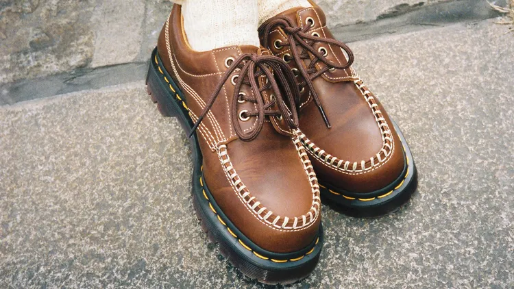 Lowell四孔鞋採用飾有細緻縫線的莫卡辛鞋頭。品牌提供