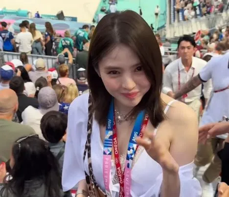 韓素希日前被拍到看奧運沙灘排球賽事，她身後則是台灣影帝吳慷仁。翻攝naver