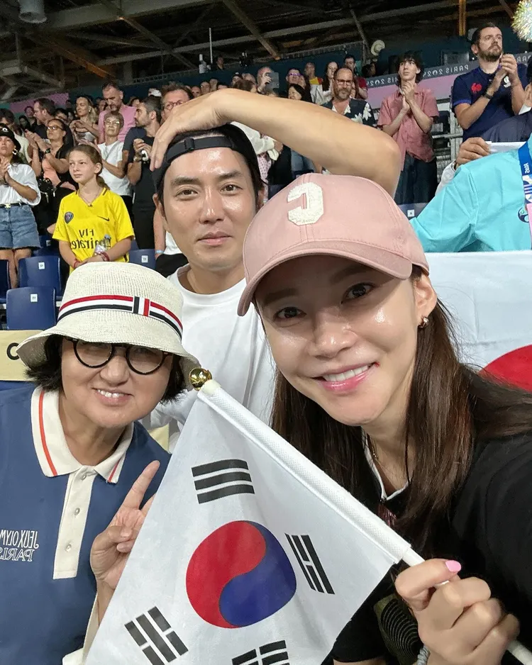 車藝蓮（右起）與星尪朱相昱、YG FOOD老闆盧嬉暎一起看女子桌球團體銅牌戰。翻攝車藝蓮IG