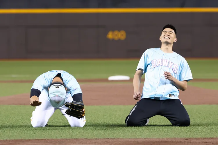 王齊麟和王柏融一起重現「聖筊」姿勢。   台鋼雄鷹提供