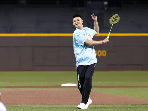 太有梗!王齊麟用羽球拍為中職開球 「李洋分身」擔任捕手