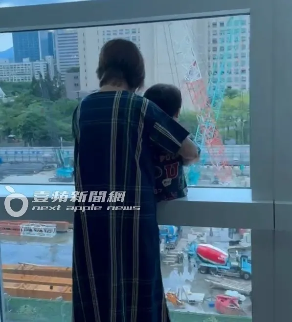 黑澤婆婆抱著寶貝孫子在窗台上觀賞風景，祖孫情相當溫馨。特勤中心攝