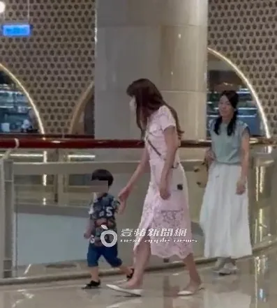 林志玲換上平底鞋，一起跟活潑好動的寶貝兒子在商場逛街放電。特勤中心攝