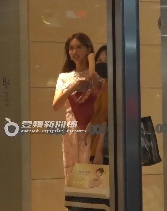 林志玲準備搭電梯上樓，看上去心情相當開心。特勤中心攝