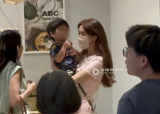 林志玲抱著3歲兒子在櫥窗上看了一會，兒子吸著奶嘴猛眨眼睛，模樣超級可愛。特勤中心攝