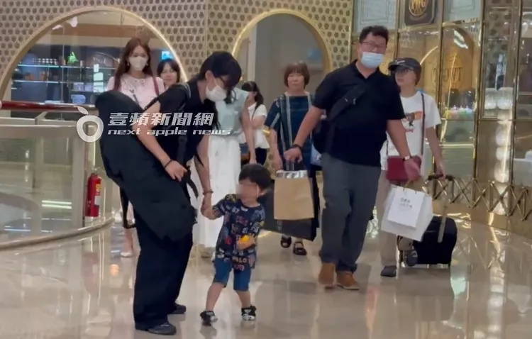 工作人員牽著林志玲寶貝兒玩耍，林志玲與黑澤婆婆走在後頭一起離開餐廳。特勤中心攝