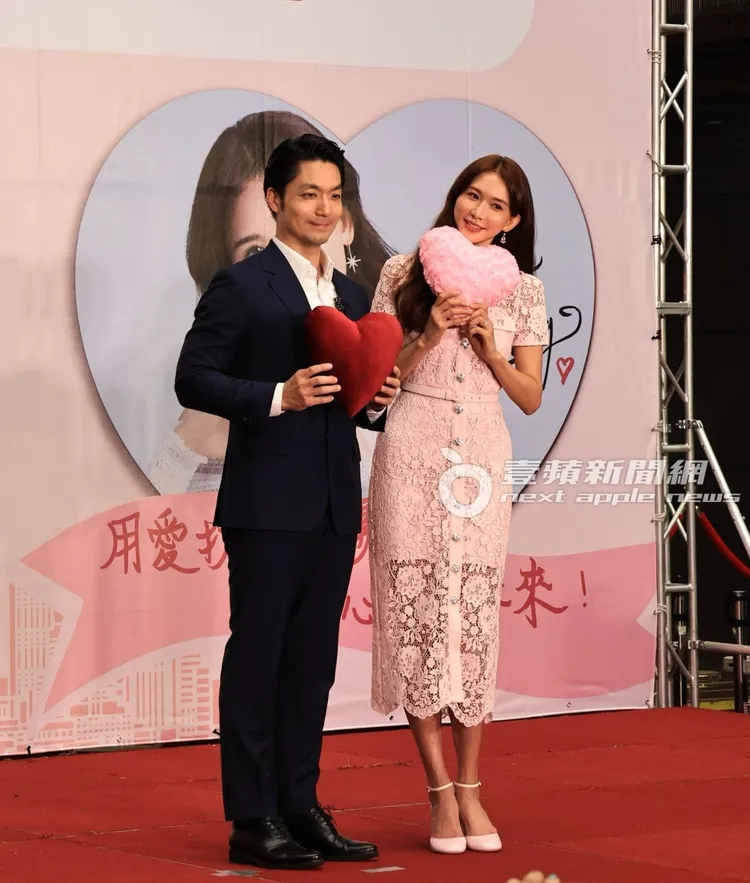 林志玲（右）與台北市長蔣萬安在台上為公益活動合照。特勤中心攝