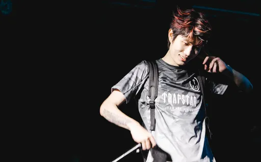 嘻哈歌手竟祝合影女粉「愛滋病」!被炎上後提出2賠償措施