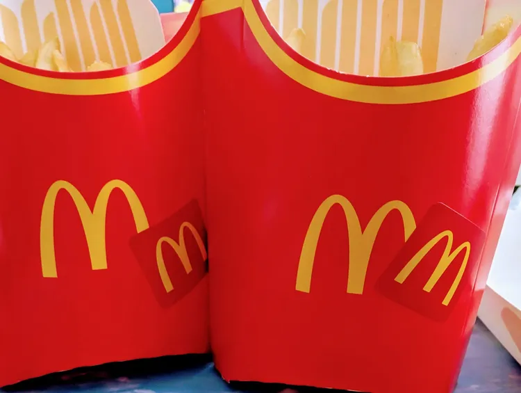 麥當勞薯條包裝被貼一張貼紙。翻攝threads