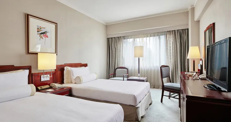 台北福華高級雙床房提供約9坪的舒適空間，低調沈穩風格氣質高雅。業者提供