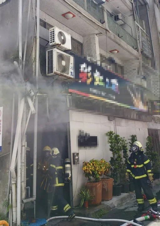 高雄同志酒吧冒火3人受困　2勇消成功救援反受伤送医！消防局回应了