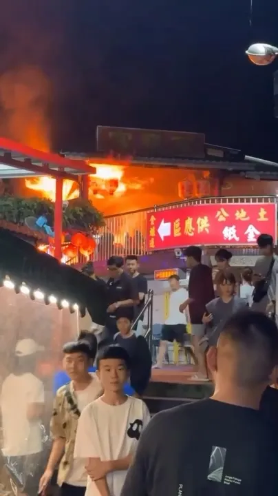 南投中寮石龍宮凌晨大火，信徒紛紛逃竄。翻攝臉書