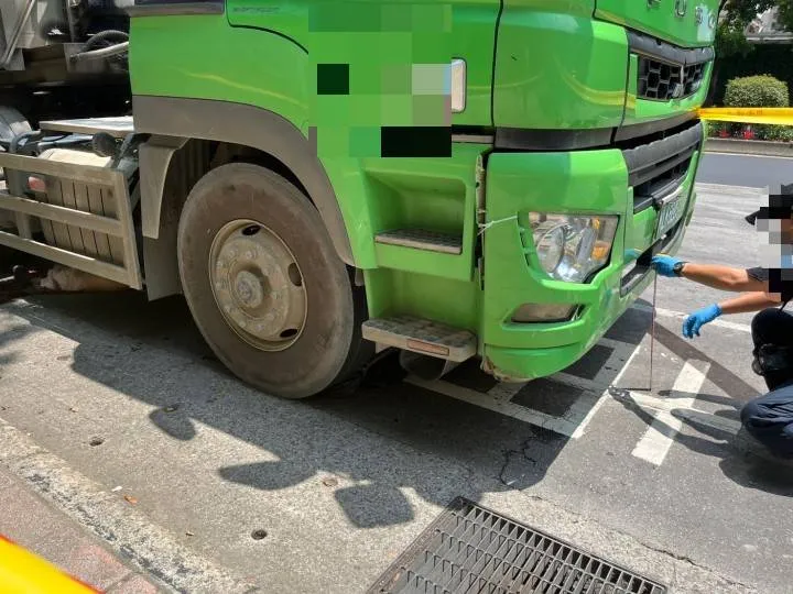 婦人遭捲入車底。警方提供