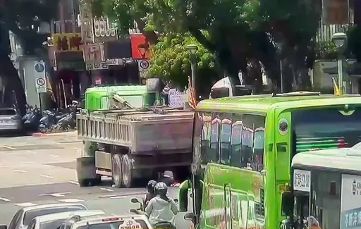 北市死亡車禍!砂石車右撞輾斃7旬單車婦 疑視線死角釀禍