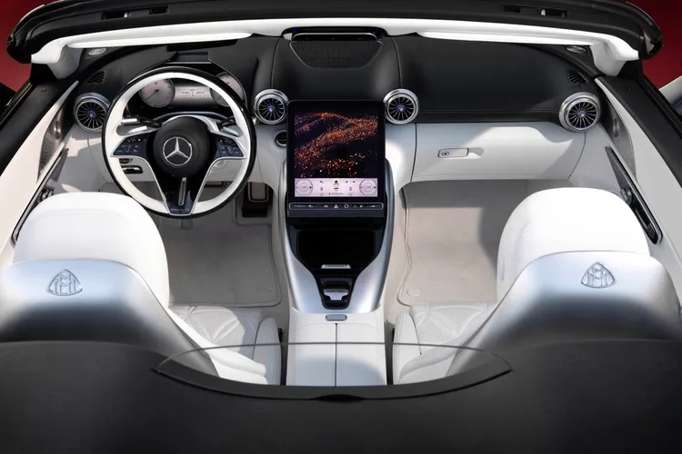 遊艇式風格設計的座艙則延續Maybach一貫的華貴與高雅風格MANUFAKTUR Exclusive水晶白皮革幾乎覆蓋整個座艙。原廠照片