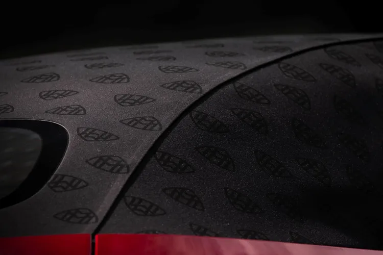 軟頂敞篷採用具備隔音隔熱功能的淺黑色布料，搭配佈滿Maybach徽飾。原廠照片