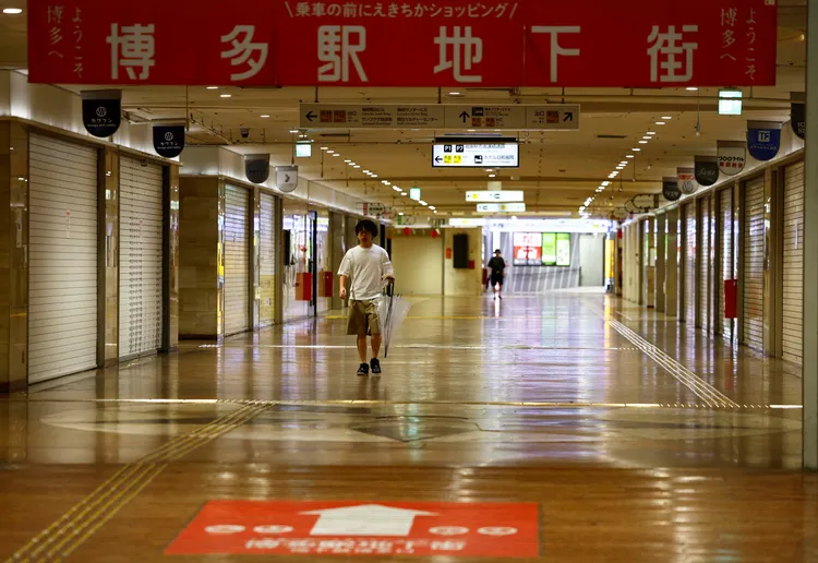 九州福岡博多站地下街也淹水。路透