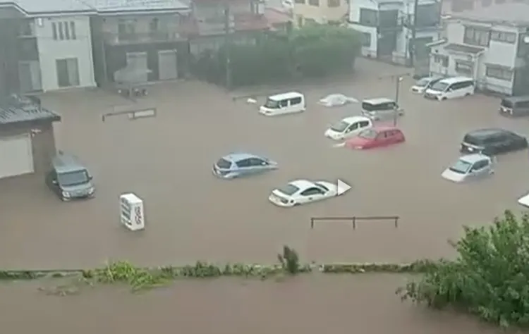神奈川縣停車場多輛車慘泡水。翻攝自NHK