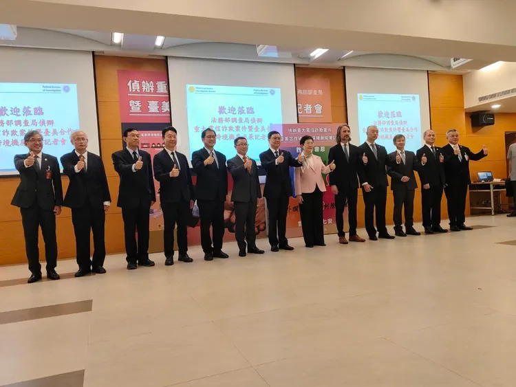 行政院院長卓榮泰主持調查局打詐成果記者會後，與有功人員合影。彭欣偉攝影