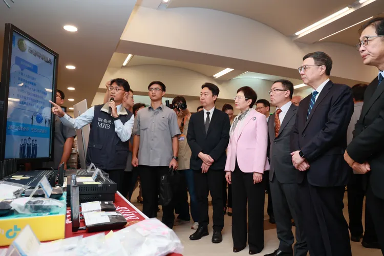 行政院長卓榮泰(右二)聽取調查人員簡報台美合作破獲跨境機房案情。彭欣偉攝影