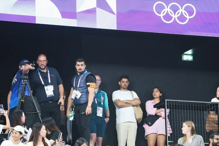 工作人員手拿著沒收的TAIWAN毛巾。中央社